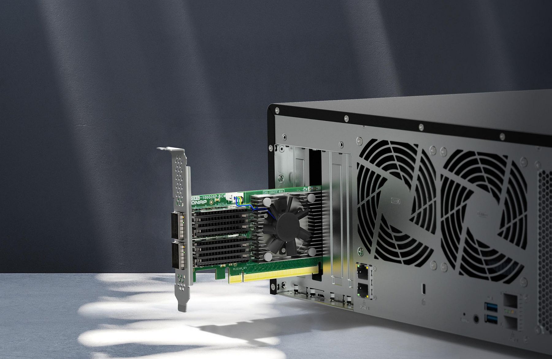 QNAP lansează QXG-100G2SF-BCM